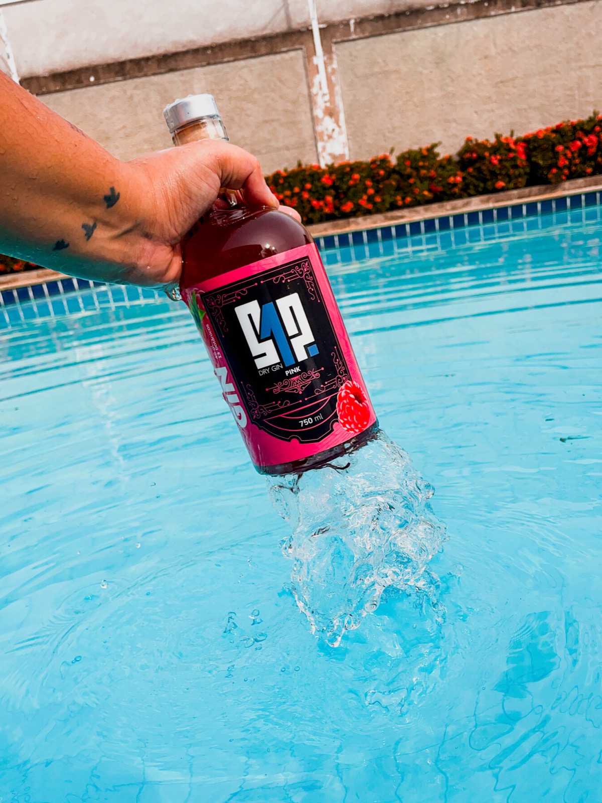 Gin 512 Pink na piscina