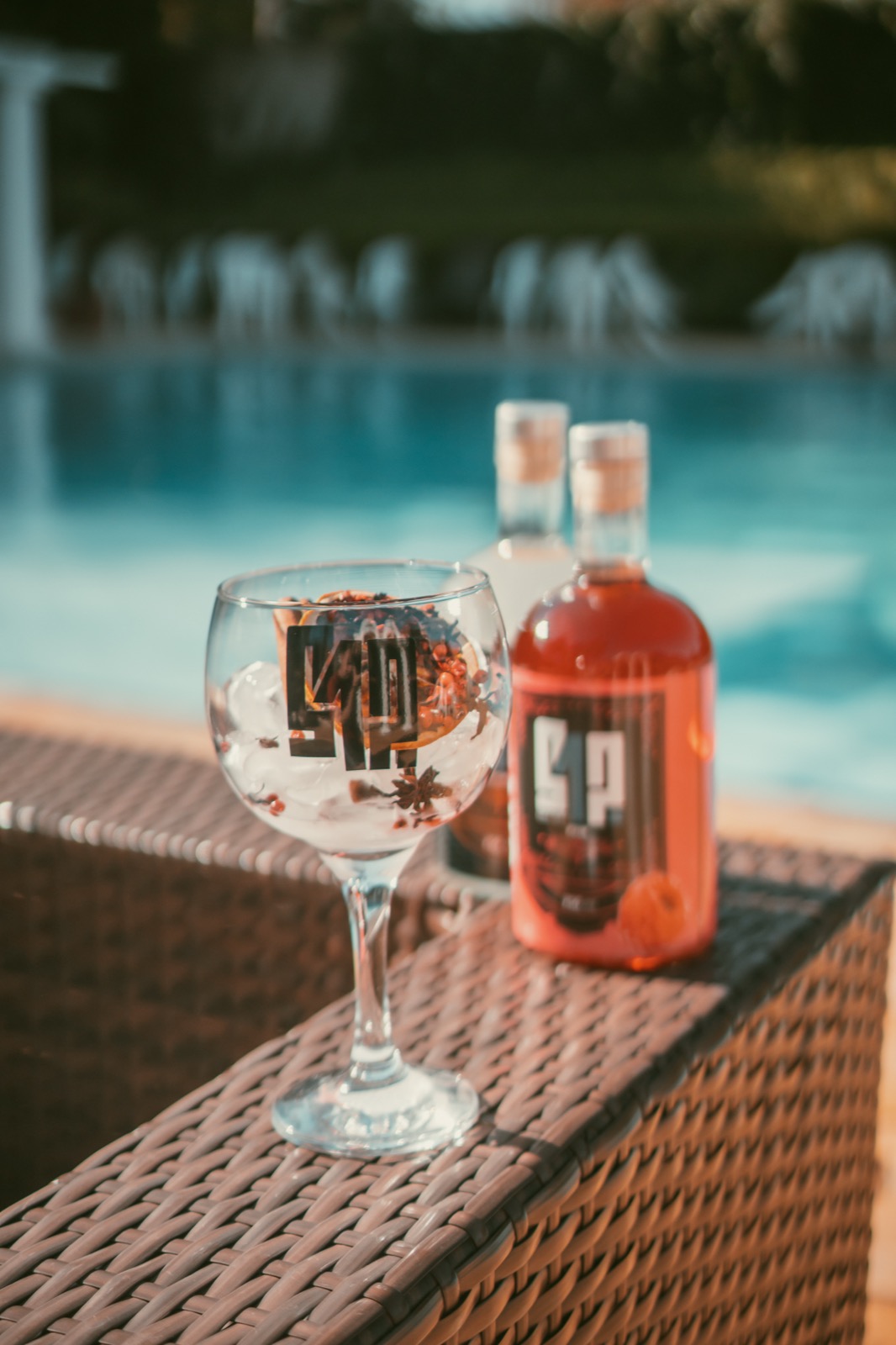 Taça de gin na beira da piscina