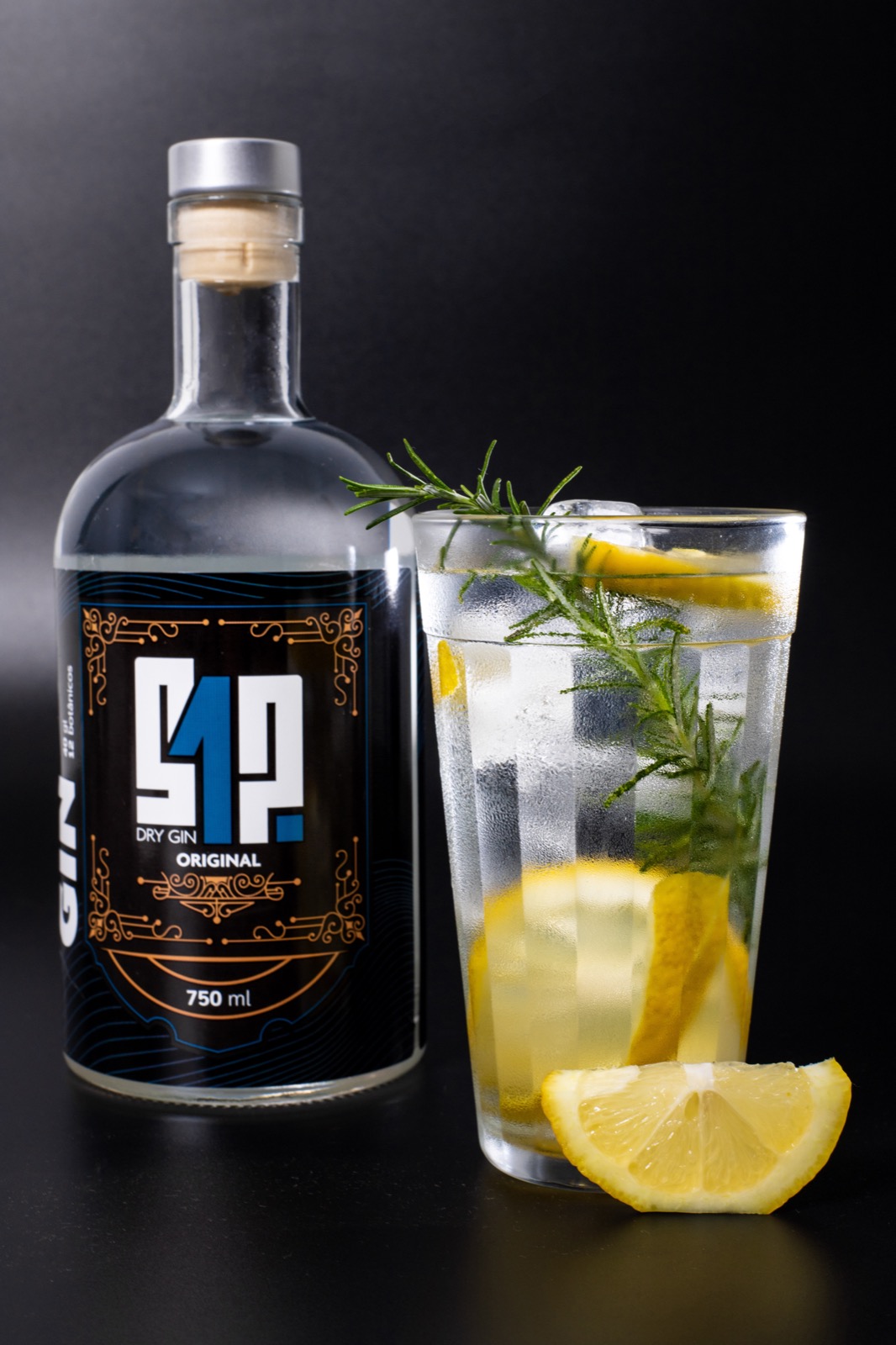 Gin tônica com limão e alecrim